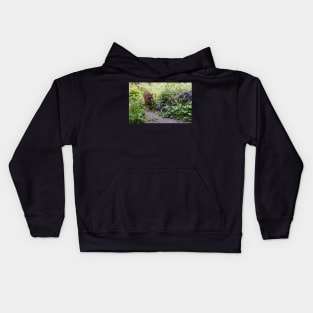 Tiger walking down the path Kids Hoodie